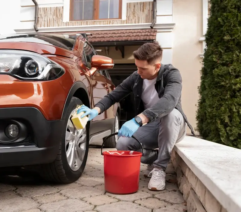 Lavage auto à domicile Ramonchamp : professionnel intervenant sur un véhicule